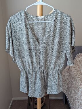 Women’s Short Sleeve V-Neck Peplum Top